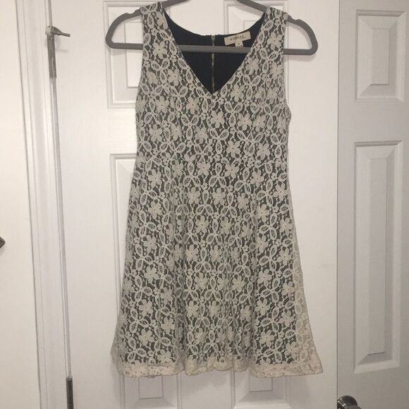 Monteau lace dress with black underneath medium - Picture 1 of 6